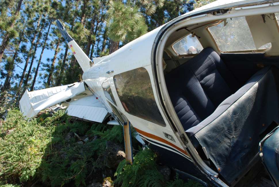Restos del Piper PA-28 accidentado en Los Organos. (Fotografía: www.eldia.es)